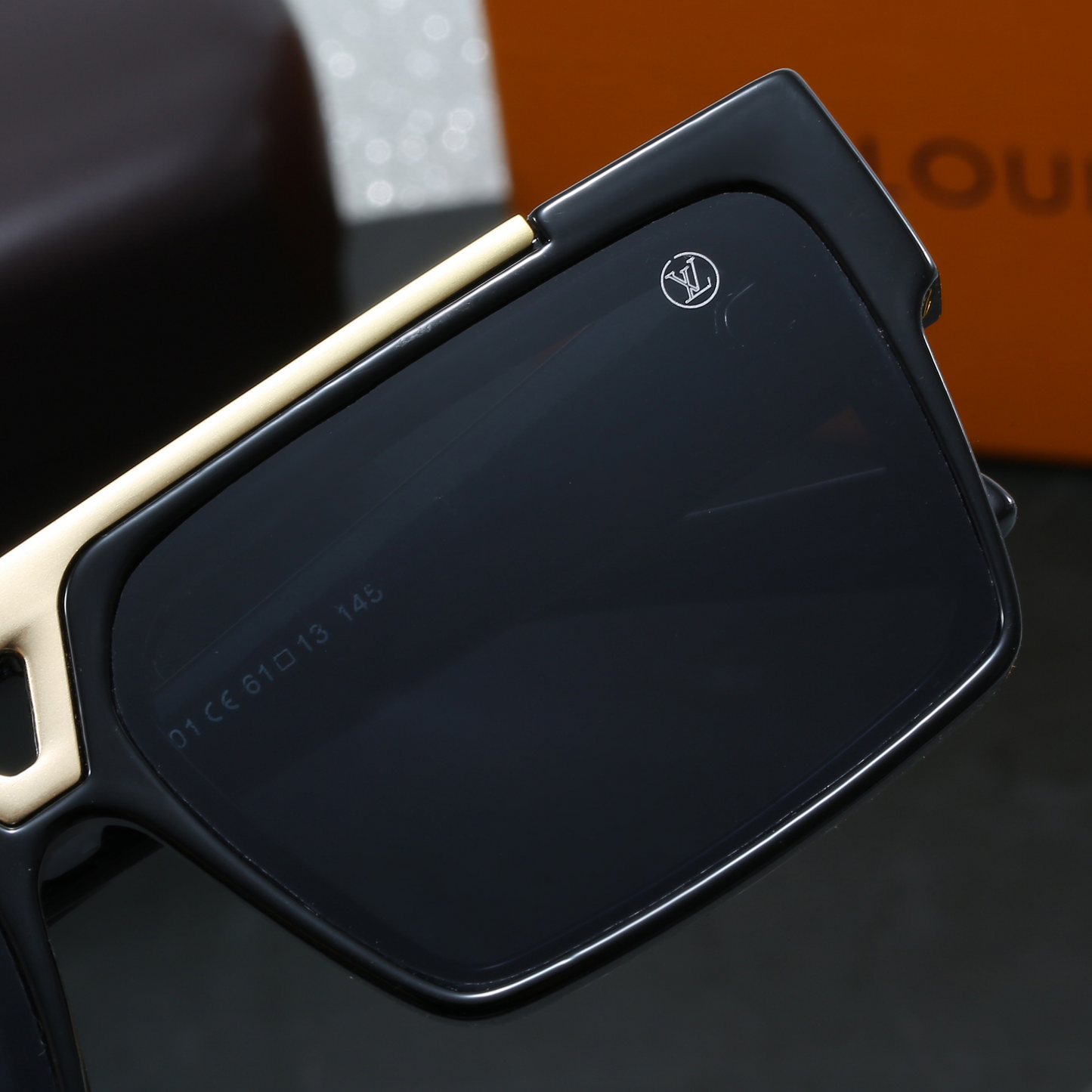 Geometric Triangle Detail Oversized Square Sunglasses (Model 1984)