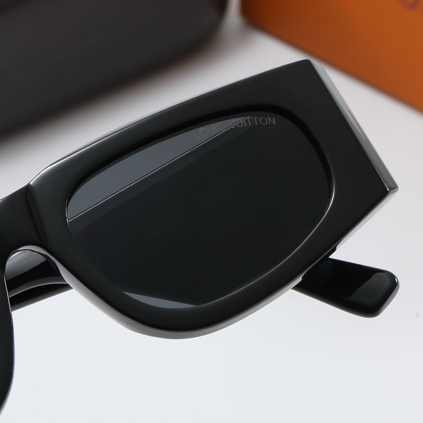 Vintage Cat-Eye Bold Frame Sunglasses with Metal Detail (Model 4191)