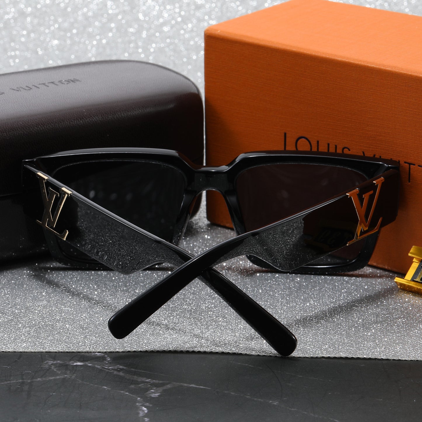 Trendy Square Bold Frame Sunglasses with Metal Detail (Model 1739)