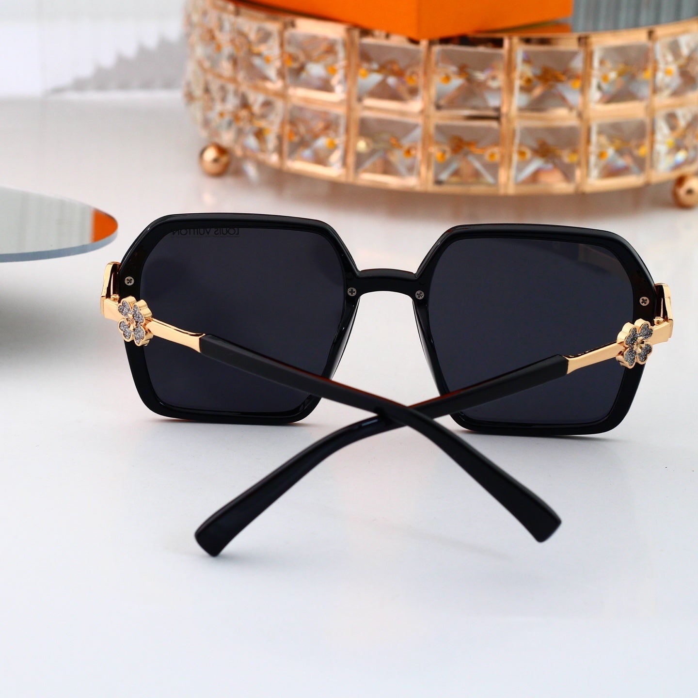 Blooming Whispers Oversized Sunglasses with Clover Detail (Model 3411)